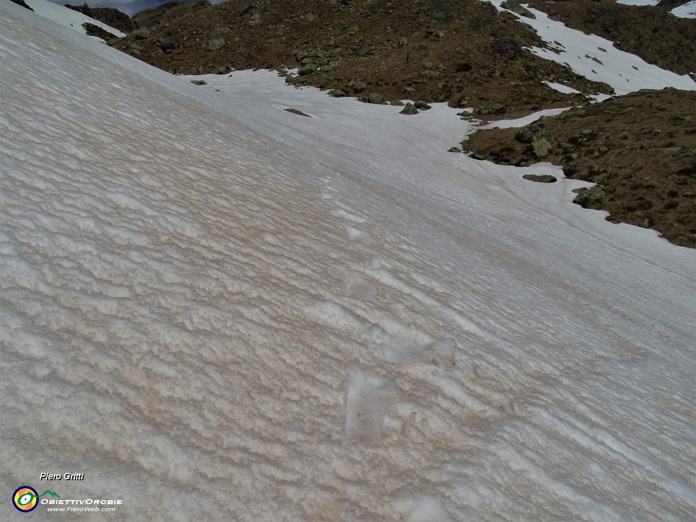 42 Io invece devio sulla variante di dx per la Baita dei Tre Pizzi e mi toccano affondi nella neve.JPG